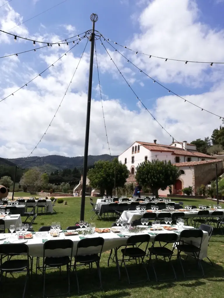 Paella gegant cuinada en directe per a una boda en una masia prop de Girona