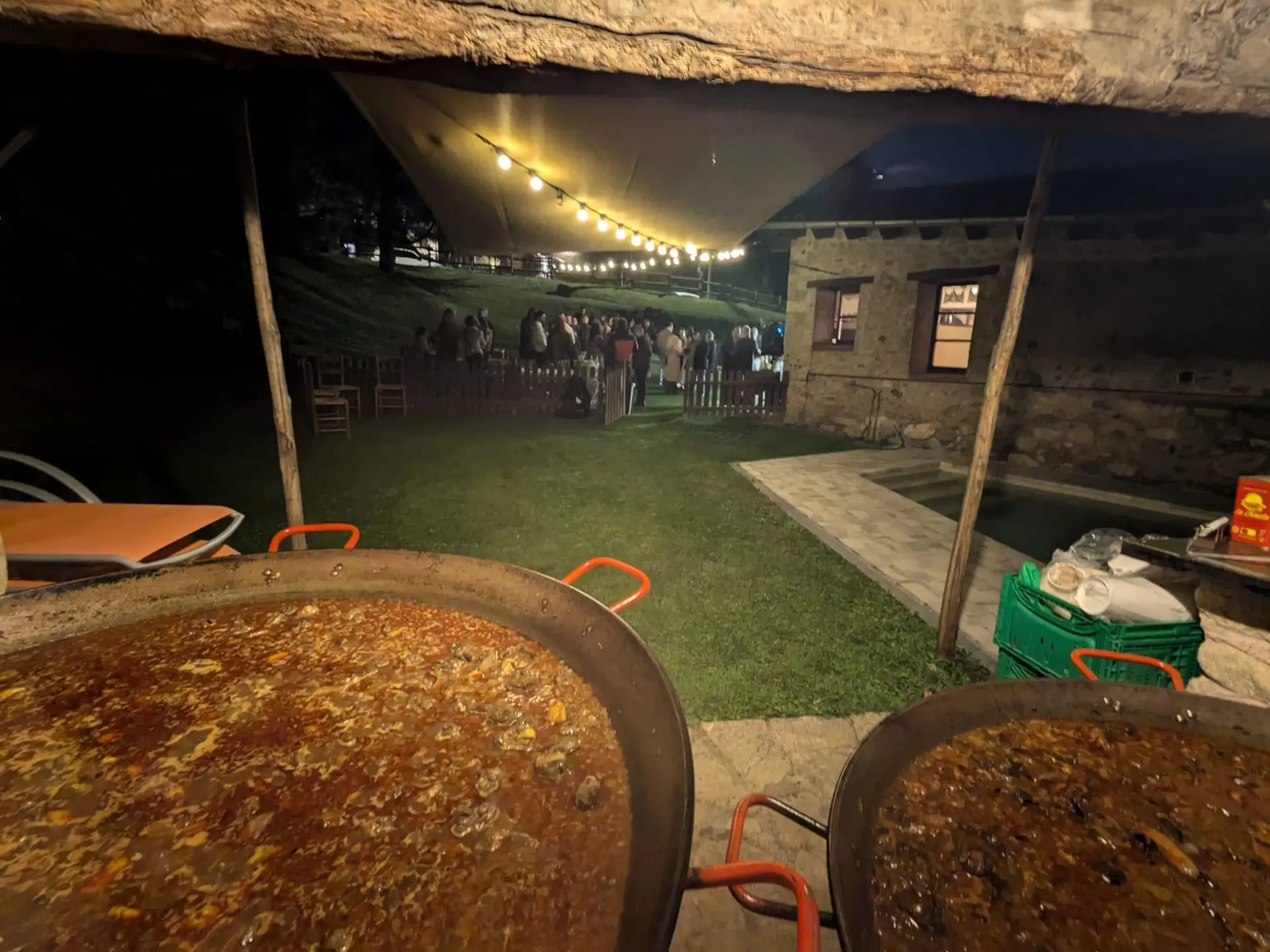 Xef preparant paella de marisc per a una celebració de boda íntima