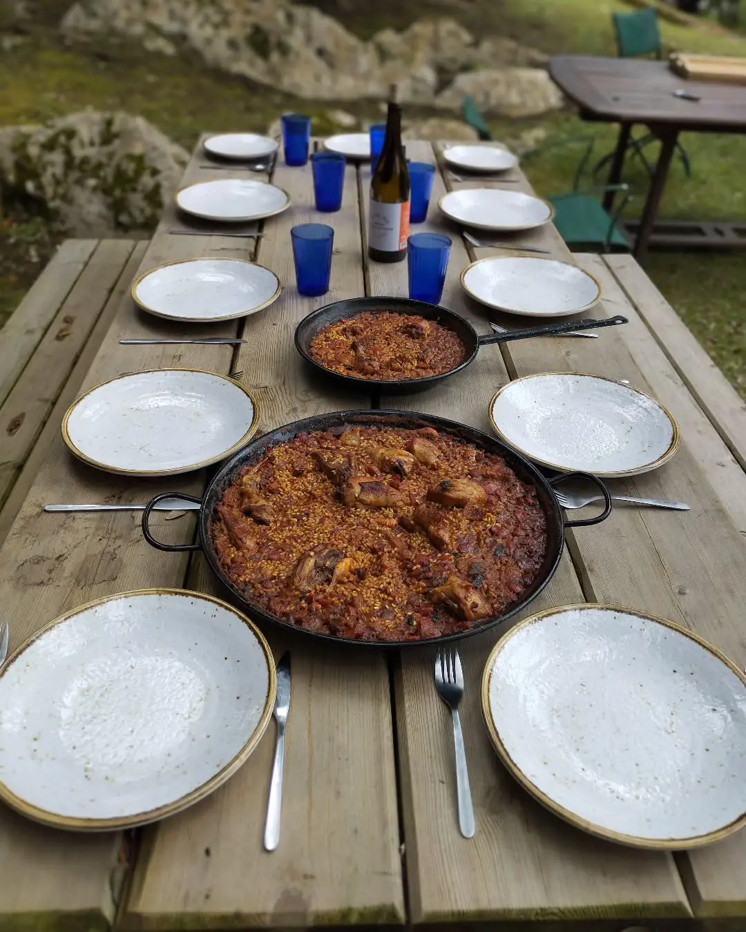 Paella servida a taula decorada per a una festa d’aniversari a Lleida