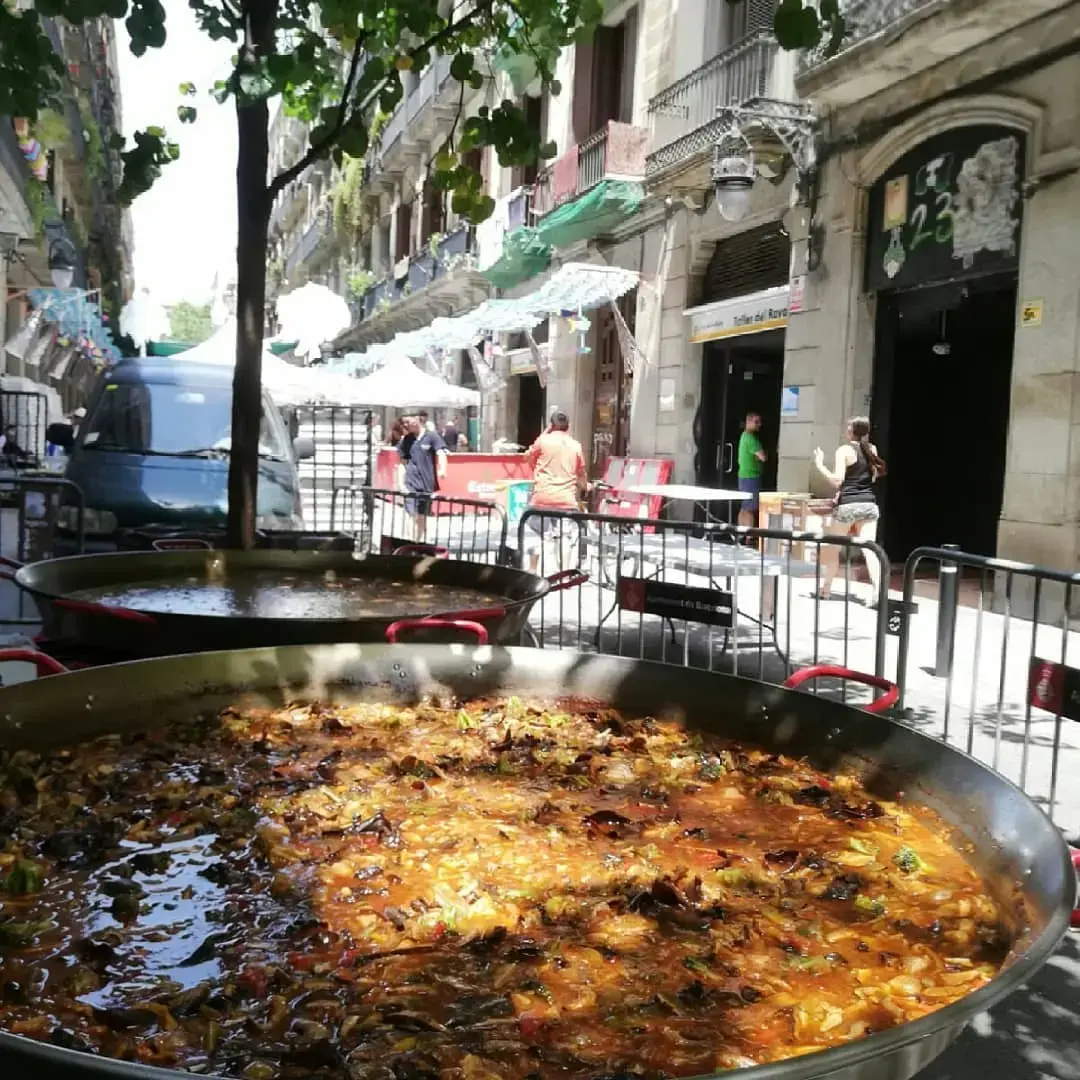 Equip de Popaella cuinant en directe per a una festa de barri a Girona