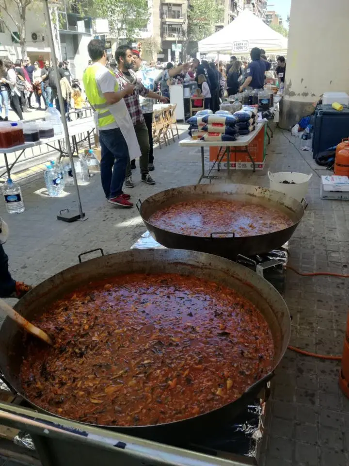 Celebració popular amb paella gegant i ambient festiu