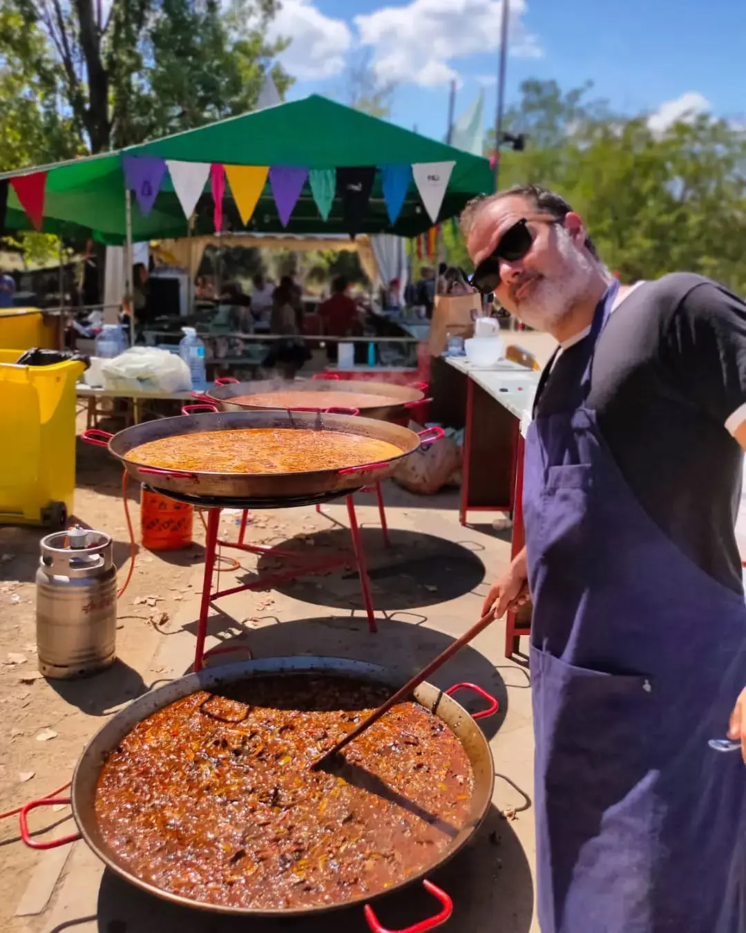 Paella gegant cuinada durant festa major en un poble de Tarragona
