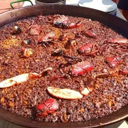 Paella premium amb llamàntol fresc cuinat al moment.
