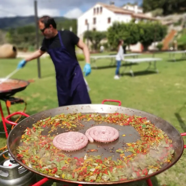 Paella de botifarra i cansalada, sabor tradicional català.