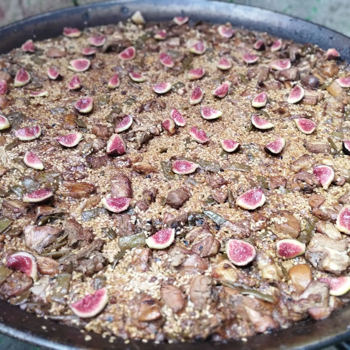 Paella premium amb foie d’ànec, ideal per a celebracions especials.