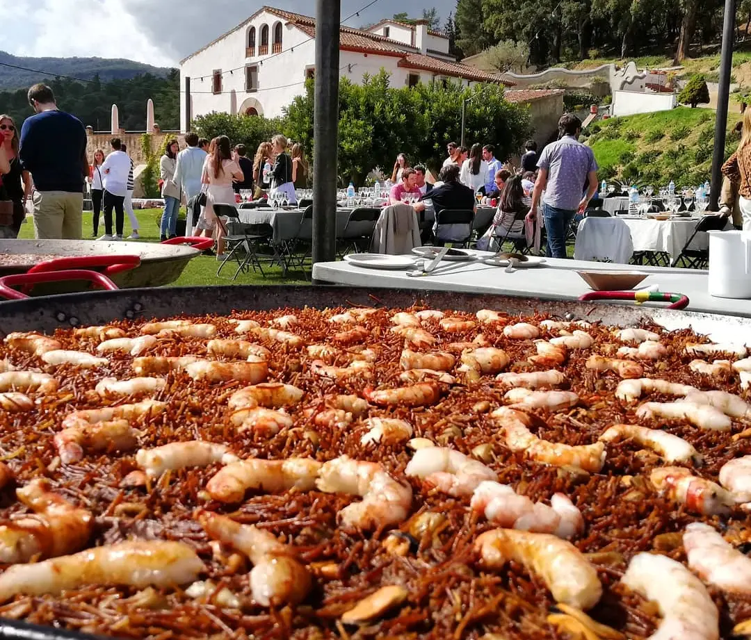 Paella del Senyoret amb marisc pelat a punt per servir en un esdeveniment