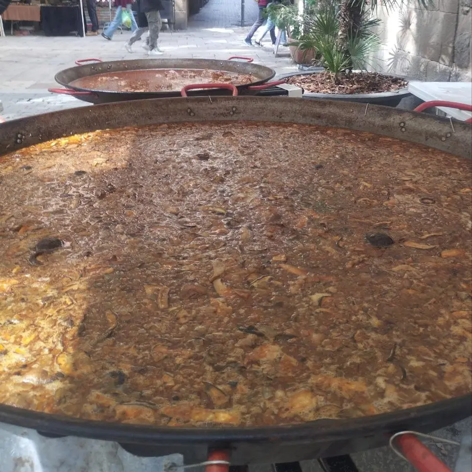 Paella de verdures per a càtering saludable en un esdeveniment a l’aire lliure