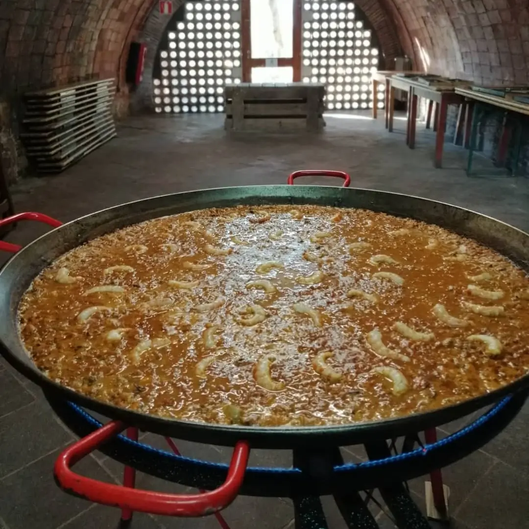 Paella del Senyoret amb marisc pelat llesta per servir en esdeveniment Popaella