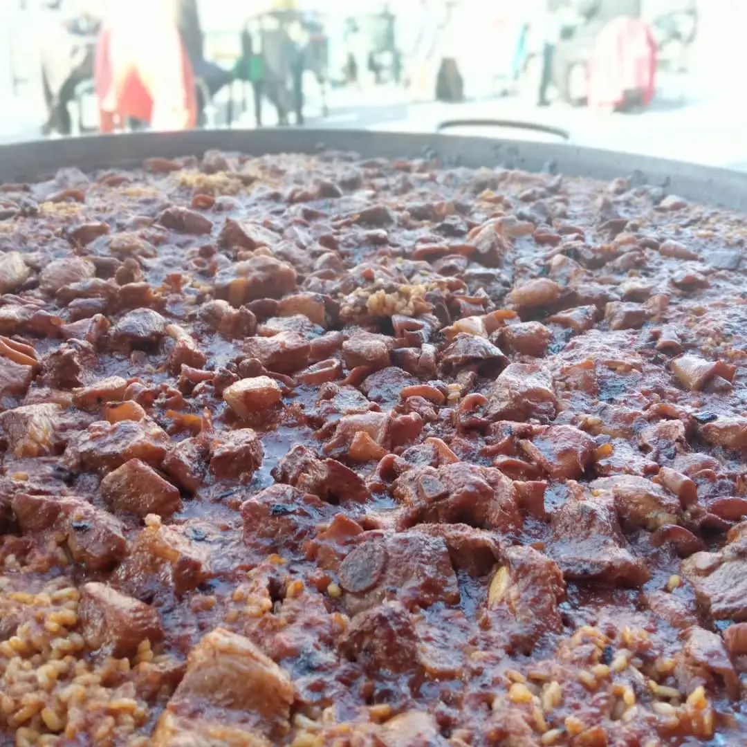Paella de carn amb pollastre, conill i pebrot cuinada al moment