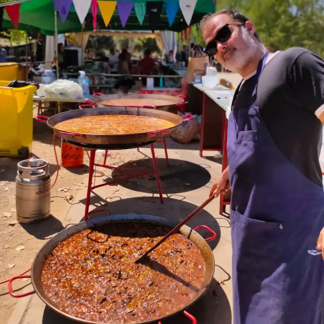 Paella tradicional de carn per a grups grans en celebració