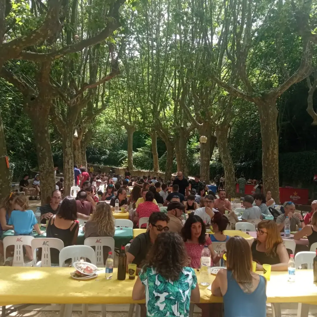Paella servida en una boda a l’aire lliure a la província de Barcelona