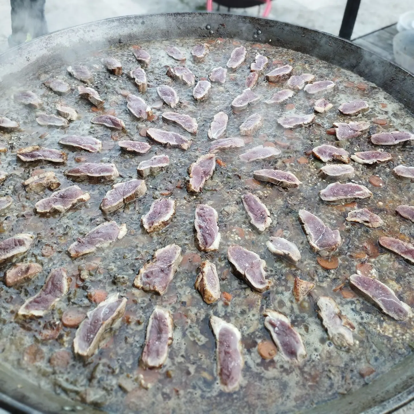 Paella de xuletó cuinada per a grup en finca privada