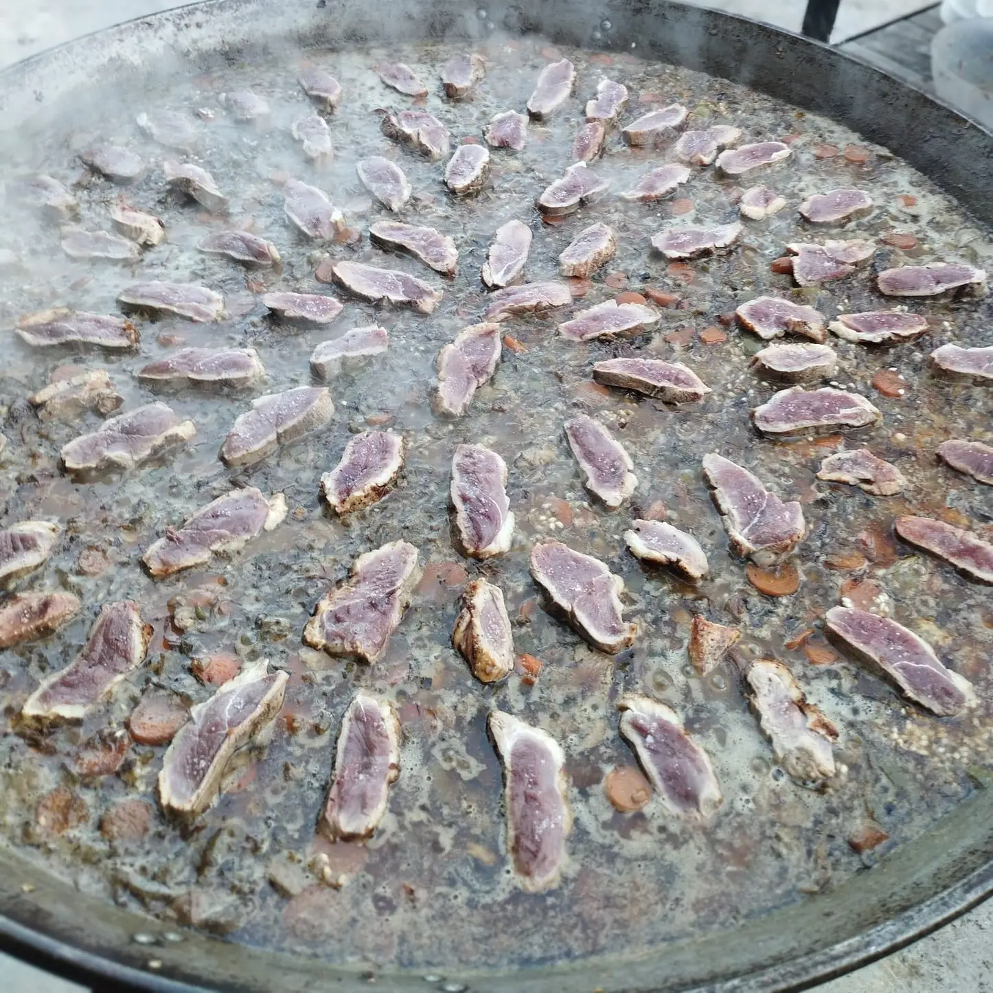 Paella de xuletó cuinada per a grup en finca privada