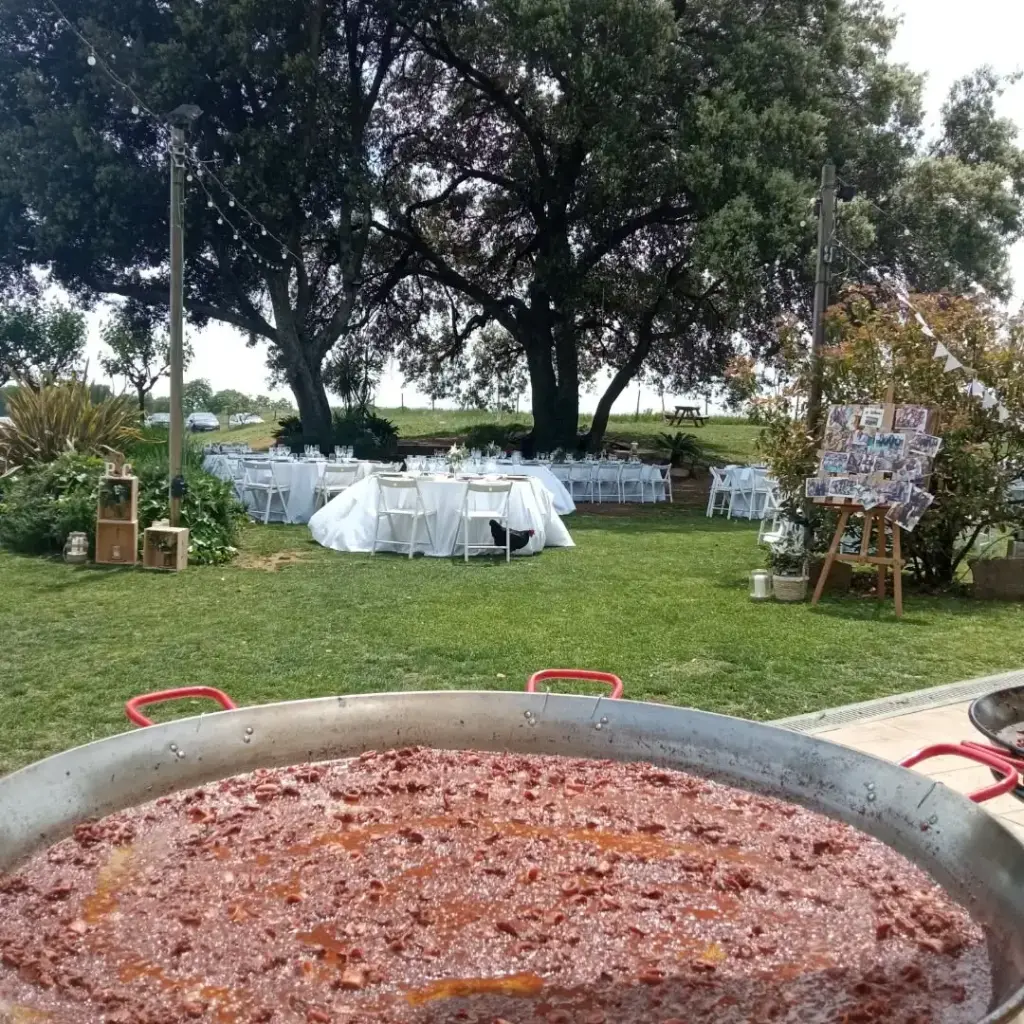 Paella marisco boda Preparació de paella gegant per a una boda a Tarragona