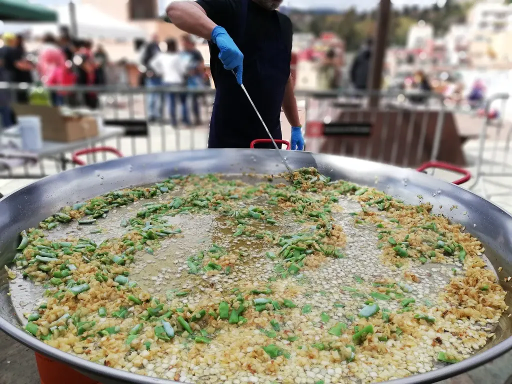 Paella de carn cuinada davant de l’amfiteatre romà de Tarragona