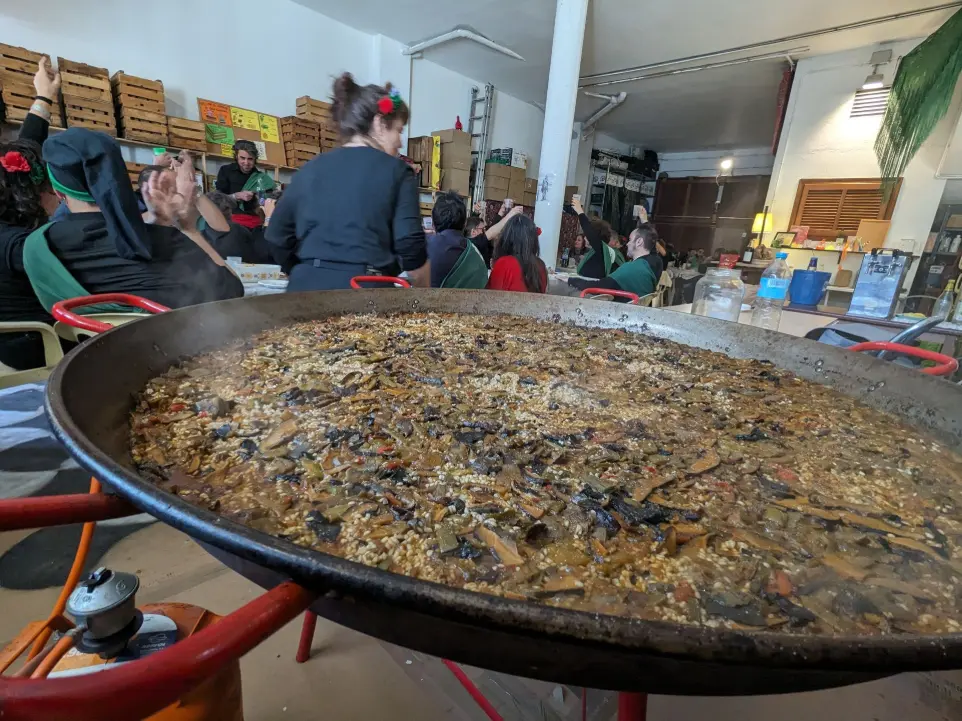 Cocinero preparando una paella popular gigante durante una fiesta mayor en Cataluña