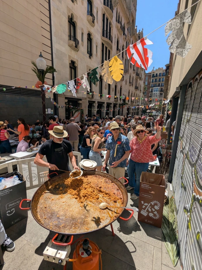 Paella gegant servida en una festa major al carrer