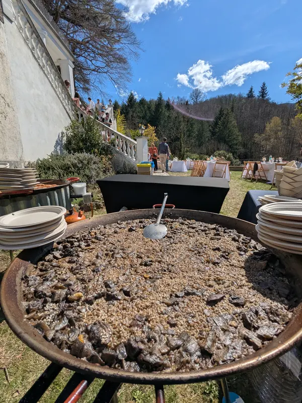 Paella de carn cuinada a l'aire lliure