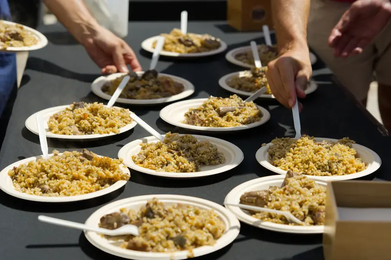 Plats de paella servint-se en un esdeveniment d'empresa