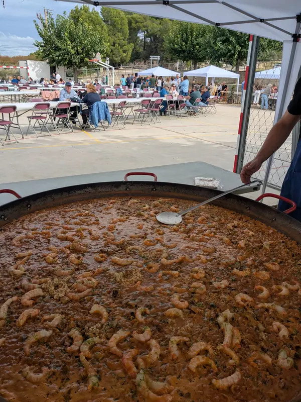 Paella gigante en un gran evento al aire libre con carpas