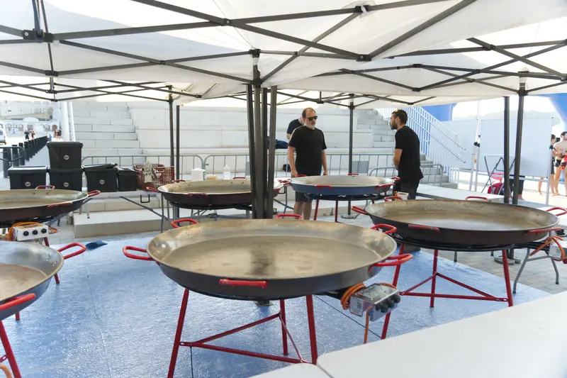 Paelleras listas bajo las carpas