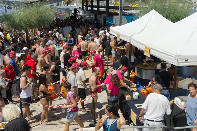 Centenars de persones al port