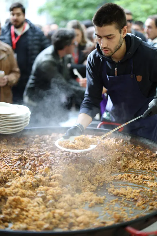 Servint directament de la paellera fumejant