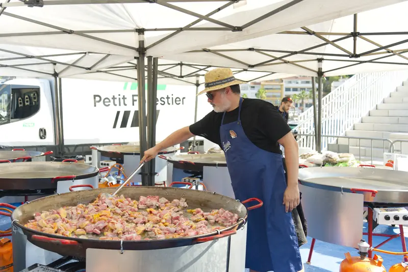 Sofregit en una paellera gegant al port de l'Estartit