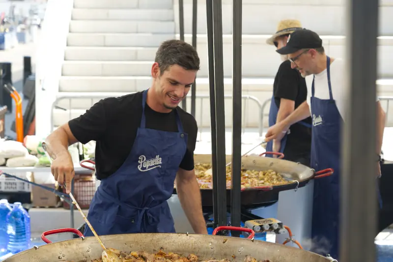 Remenant la paella a la Travessia Illes Medes