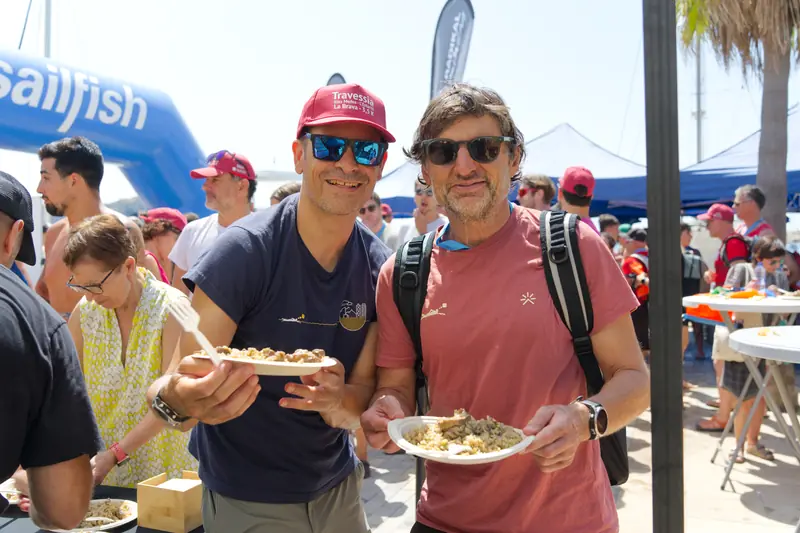 Nedadors amb la seva paella després de la cursa