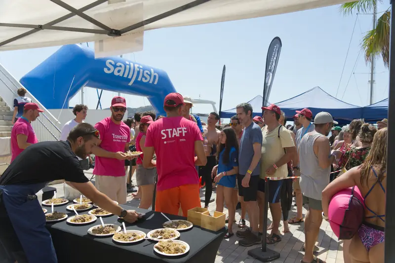 Servint centenars de nedadors a l'Estartit