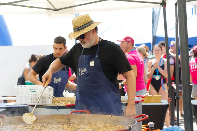 Servint de la paellera gegant