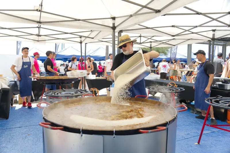 L'arròs entra a la paellera gegant