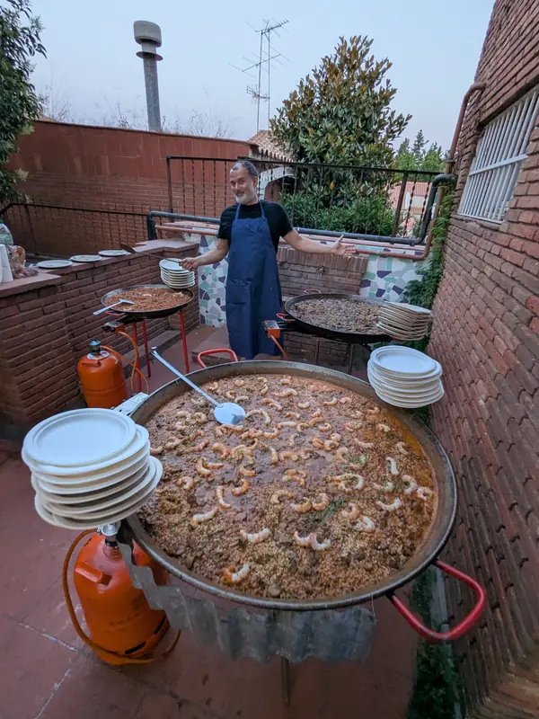 Cuinant paella al pati d'una escola