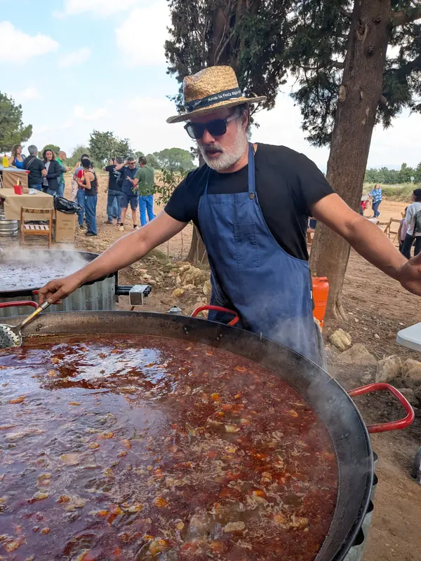 Remenant una paella gegant en un esdeveniment a l'aire lliure