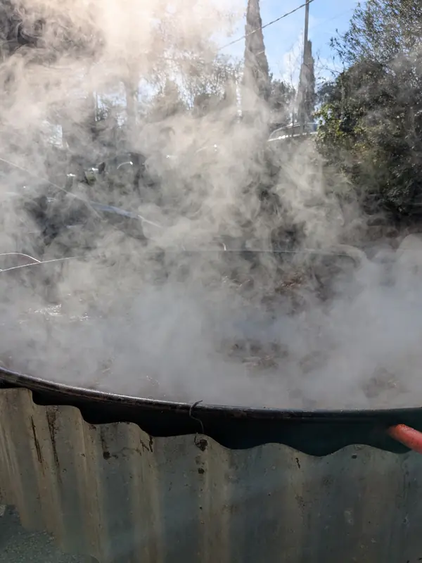 Vapor sortint d'una paellera gegant