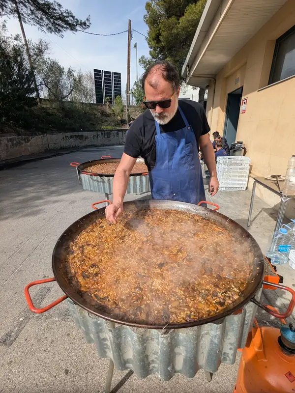 Cuinant paella per a una trobada popular