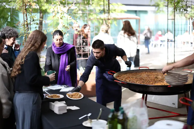 La plantilla fent cua per la paella