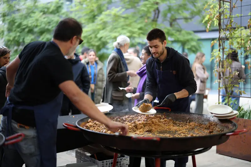 Dos cuiners servint en un dinar d'empresa