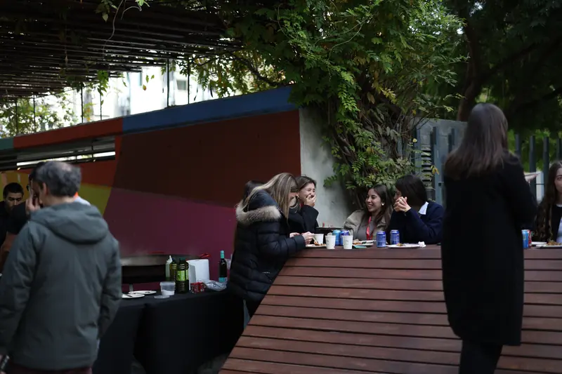 Convidats menjant al jardí d'un campus d'oficines