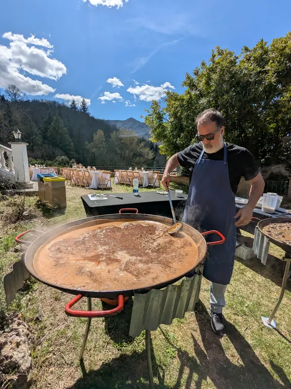 Cuinant paella en un casament a la muntanya