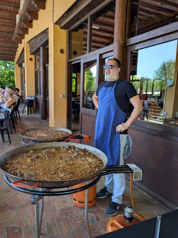 Paella a la terrassa d'una masia