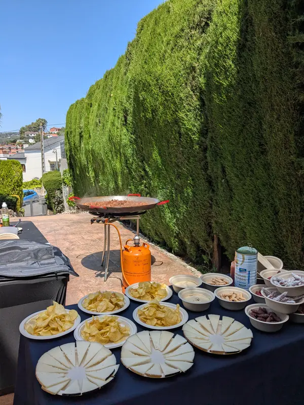 Taula d'entrants en un jardí