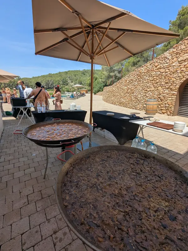Paelles sota un para-sol en una terrassa mediterrània
