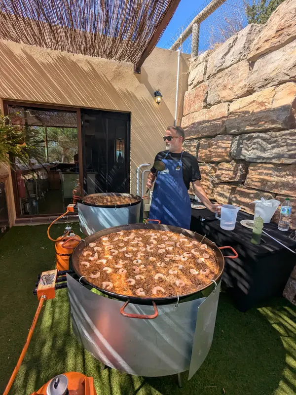 Cuinant paella en un pati amb gespa