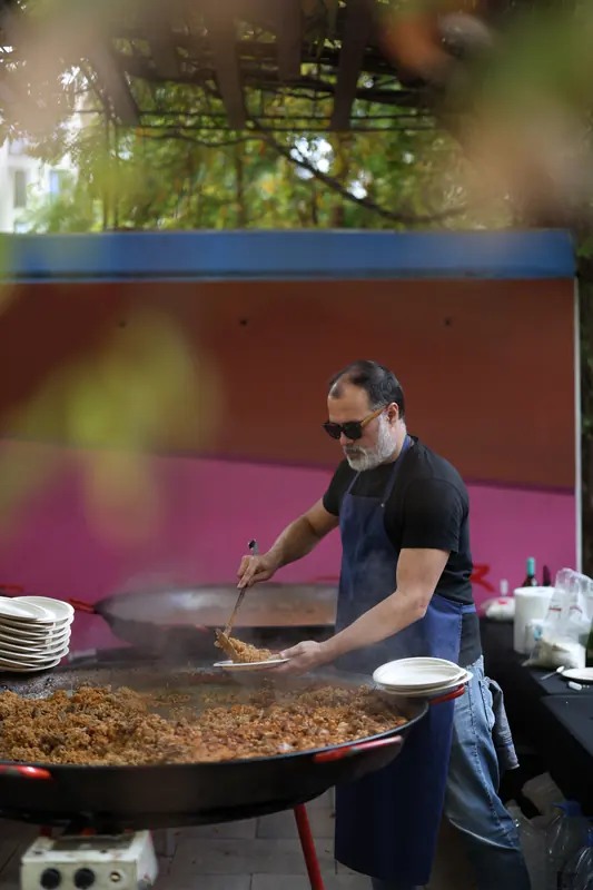Cuiner servint un plat de paella