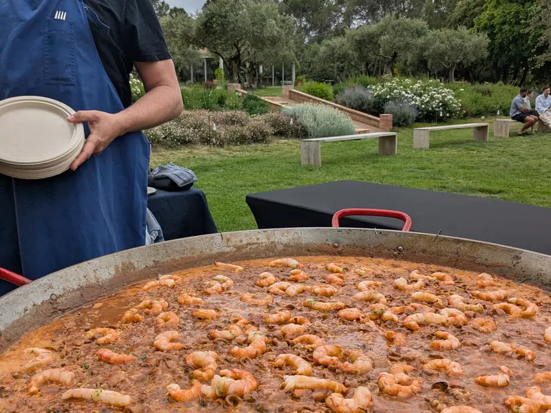 Paella de gambes en una paellera gegant, a punt de servir